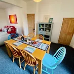 Spacious Victorian Family Town House, Sleeps 7, Near Centre Casa de Férias