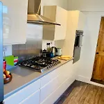 Casa de Férias Spacious Victorian Family Town House, Sleeps 7, Near Centre