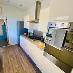 Spacious Victorian Family Town House, Sleeps 7, Near Centre Casa de Férias York