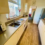 Casa de Férias Spacious Victorian Family Town House, Sleeps 7, Near Centre
