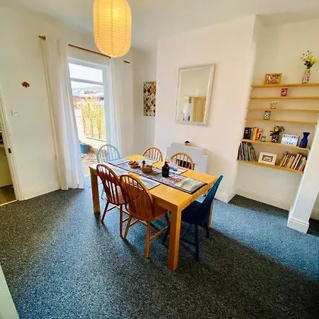 Spacious Victorian Family Town House, Sleeps 7, Near Centre Semesterbostad