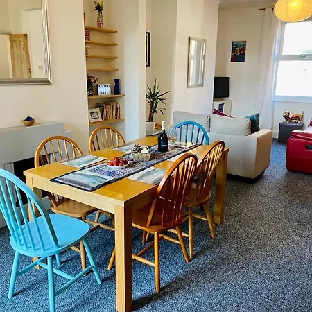 Semesterbostad Spacious Victorian Family Town House, Sleeps 7, Near Centre