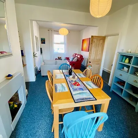 Spacious Victorian Family Town House, Sleeps 7, Near Centre Semesterbostad *