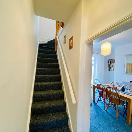 Spacious Victorian Family Town House, Sleeps 7, Near Centre Semesterbostad *
