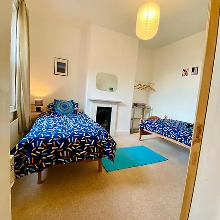 Spacious Victorian Family Town House, Sleeps 7, Near Centre *