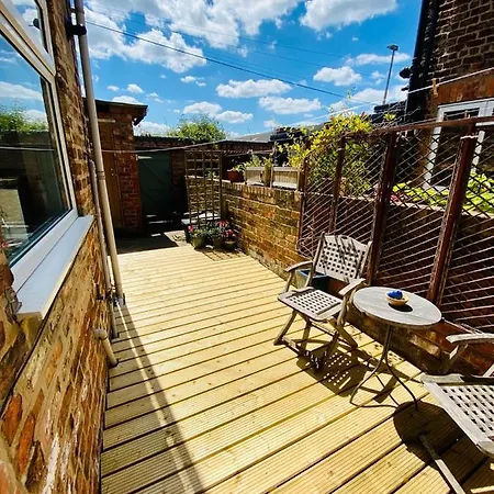 Spacious Victorian Family Town House, Sleeps 7, Near Centre *