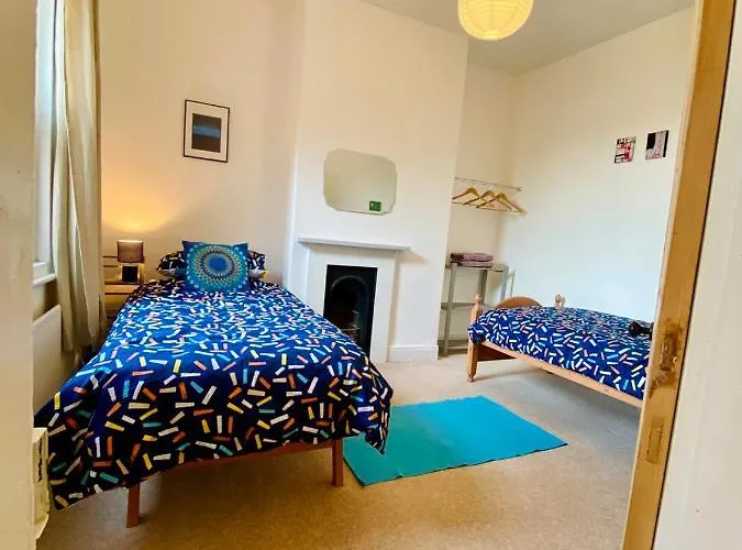 Spacious Victorian Family Town House, Sleeps 7, Near Centre *
