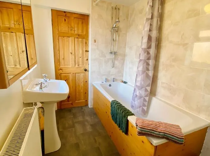 Spacious Victorian Family Town House, Sleeps 7, Near Centre Prázdninový dům