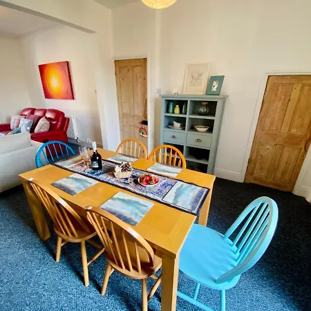 Spacious Victorian Family Town House, Sleeps 7, Near Centre Nyaraló