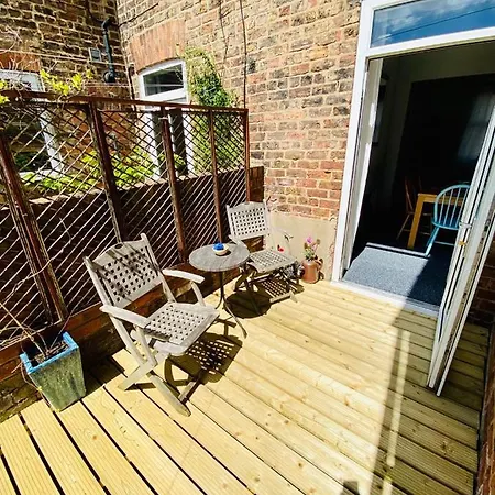 Spacious Victorian Family Town House, Sleeps 7, Near Centre * York
